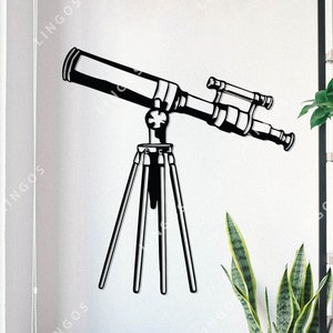 Könnte beinhalten: Eine Schwarzweißillustration eines Vintage-Teleskops auf einem Stativ. Das Teleskop ist nach rechts gerichtet und hat einen langen Lauf mit einer Linse am Ende. Das Stativ hat drei Beine und ist aus Metall.
