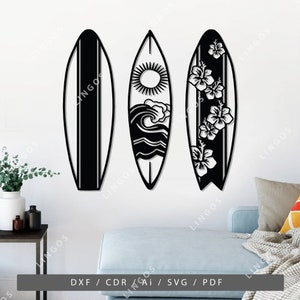 K&ouml;nnte beinhalten: Drei schwarze und wei&szlig;e Surfboard-Silhouetten mit unterschiedlichen Designs. Das linke Surfboard hat ein gestreiftes Muster. Das mittlere Surfboard hat eine Sonne, Wolken und eine Welle. Das rechte Surfboard hat ein Blumenmuster.