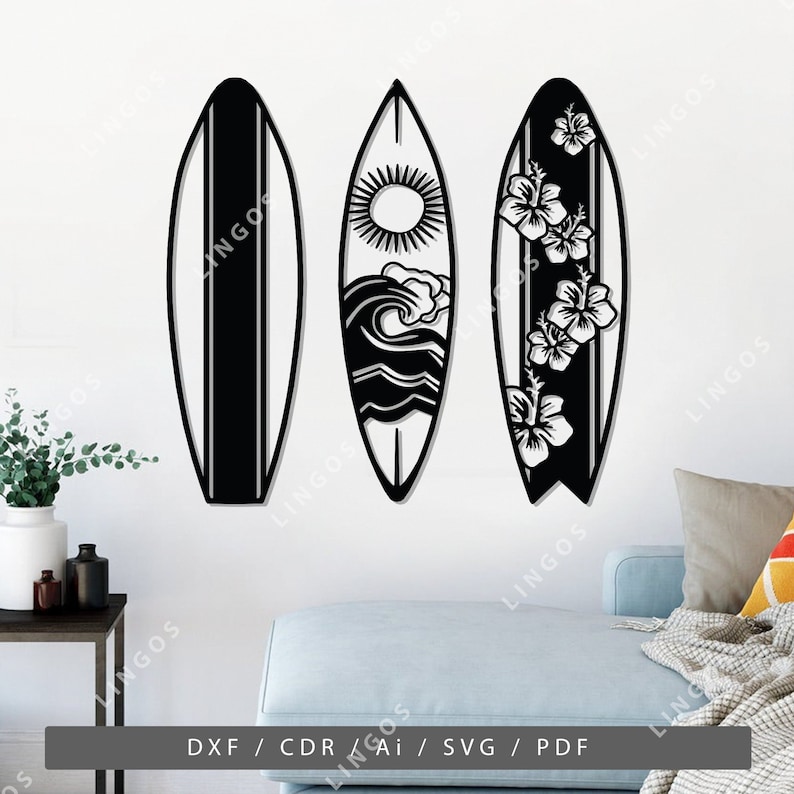 K&ouml;nnte beinhalten: Drei schwarze und wei&szlig;e Surfboard-Silhouetten mit unterschiedlichen Designs. Das linke Surfboard hat ein gestreiftes Muster. Das mittlere Surfboard hat eine Sonne, Wolken und eine Welle. Das rechte Surfboard hat ein Blumenmuster.