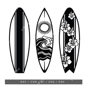 K&ouml;nnte beinhalten: Drei schwarze und wei&szlig;e Surfboard-Silhouetten. Das Surfboard links hat ein einfaches gestreiftes Design. Das mittlere Surfboard hat ein Sonnen-, Wellen- und Wolken-Design. Das Surfboard rechts hat ein florales Design.