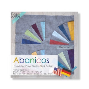Könnte beinhalten: Ein farbenfrohes Foundation Paper Piecing Blockmuster namens "Abanicos" mit fertigen Blockgrößen von 15 cm x 15 cm, 20 cm x 20 cm, 25 cm x 25 cm und 30 cm x 30 cm. Das Muster zeigt ein fächerförmiges Design mit einer Vielzahl von Farben, darunter Rot, Orange, Gelb, Grün, Blau, Lila und Grau.