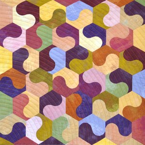 Könnte beinhalten: Ein farbenfrohes Quilt mit einem geometrischen Muster. Das Design zeigt ineinandergreifende Sechsecke in Gelb-, Lila-, Grün-, Orange- und Blautönen. Jedes Sechseck enthält ein gebogenes, S-förmiges Element, und das Quilt ist mit goldenem Faden genäht.