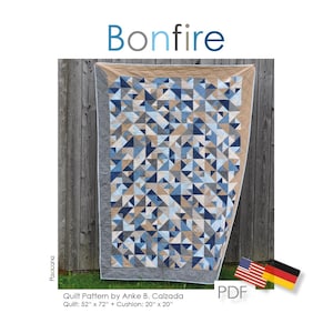 Könnte beinhalten: Eine Steppdecke mit einem geometrischen Dreiecksmuster in Blau-, Beige- und Grautönen, mit einem beigen Rand und grauen Kanten. Die Steppdecke ist 132 cm x 183 cm groß. Das Wort "Bonfire" steht in blauer Schrift oben. Der Text "Quilt Pattern by Anke B. Calzada" ist ebenfalls sichtbar.