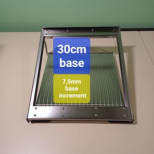 Può includere: Una guida per tagliare la torta in acciaio inossidabile con una base di 30 cm e incrementi di 7,5 mm.