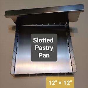 Puede incluir: Un molde para hornear pasteles de acero inoxidable con fondo perforado y tapa extraíble. El molde mide 30,5 cm x 30,5 cm.