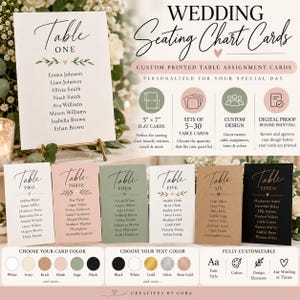 Puede incluir: Una colección de tarjetas rectangulares para el plan de asientos de bodas en varios colores, incluyendo blanco, rubor, salvia, kraft y negro. Cada tarjeta presenta el texto Table seguido de un número, una lista de nombres e iconos de hojas.