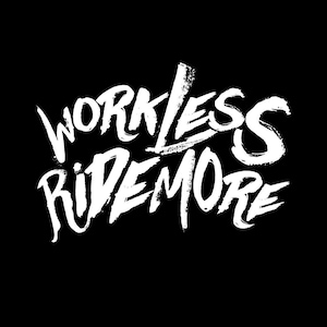 Puede incluir: Texto blanco con trazos de pincel sobre fondo negro que dice "WORK LESS RIDE MORE". El texto está estilizado con una fuente manuscrita en negrita, lo que sugiere un tema informal y motivador. El diseño es sencillo e impactante.