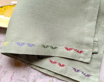 刺繍入りリネンナプキン、ライトセージグリーンのイースタークロス