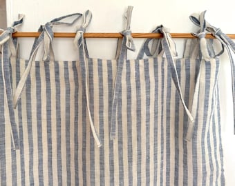 Cortinas de lino con rayas azules para cafetería: cocina y baño rústicos