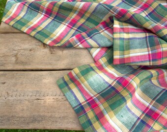 Mantel ancho de lino en Madrás: decoración de cocina en tonos fucsia y verde