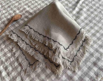 Servilletas de lino bordadas: tela rústica con flecos, hechas a mano
