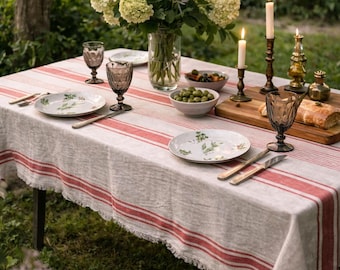 Mantel de lino a rayas rojas de estilo rústico francés con bordes sin rematar.