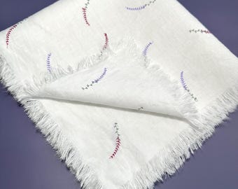 Servilleta de lino blanca con bordado lavanda. Borde sin rematar.