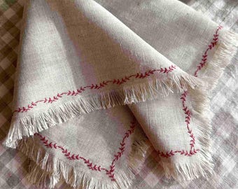 Servilleta de lino hecha a mano: Bordado rojo navideño, borde sin rematar