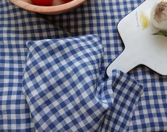 Mantel de lino a cuadros azules: decoración de cocina de estilo cottagecore mediterráneo