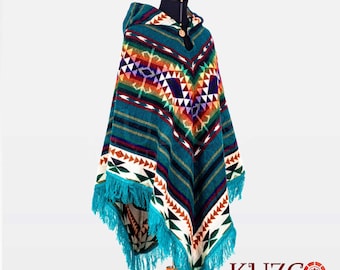 Alpaka Poncho mit Kapuze. Ecuador Poncho geometrisch. Alpaka Woll Poncho für Damen und Herren Poncho Grün in Dreiecksform. Alpaka Poncho Damen