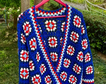 Cardigan au crochet bleu