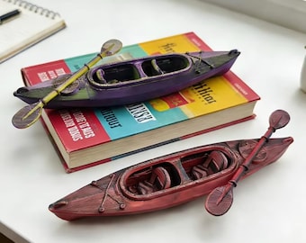 Kayak en miniatura: Mini kayak flotante con dos remos, diorama, caja de sombra, adorno para pastel, escala 1/12