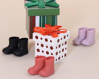 Botas de lluvia en miniatura para casa de muñecas, botas altas de silicona suave impermeables para muñecas.