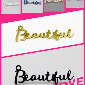 Może przedstawiać: Złote i czarne metalowe zawieszki z napisem "Beautiful" w ozdobnym, pochylonym piśmie. Złota zawieszka znajduje się na białym tle, a czarna zawieszka na białym tle z napisem "Love Story" poniżej.