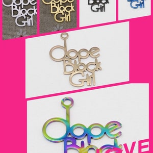 Puede incluir: Cinco dijes de metal con las palabras "Dope Black Girl" en diferentes colores. Los dijes son plateados, dorados, negros, azules y arcoíris.