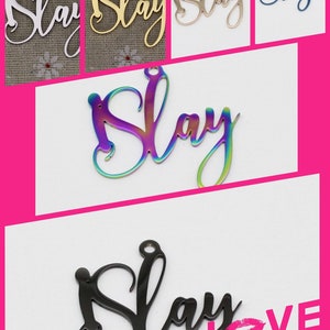 Op de afbeelding: Vijf metalen bedels met het woord "Slay" in een cursief schrift. De bedels zijn verkrijgbaar in verschillende kleuren: zilver, goud, blauw, regenboog en zwart.