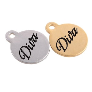 1 PC. Diva redondo diminutos encantos de acero inoxidable, colgantes, letra de la palabra, cantante, fuerte confianza en sí mismo, Prima Donna, encanto redondo pulido, 3802