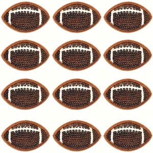 以下が含まれることがあります： 白い背景に、白いストライプが入った茶色のフットボールが12個、グリッド状に配置されています。フットボールはテクスチャ加工された表面と茶色の縁取りが施されています。画像は明るく、フットボールは均等に配置されています。