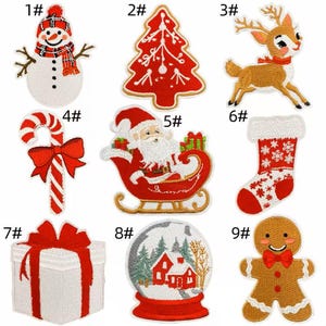 Puede incluir: Una colección de nueve parches navideños bordados. Los diseños incluyen un muñeco de nieve, un árbol de Navidad, un reno, un bastón de caramelo, Papá Noel en un trineo, un calcetín, una caja de regalo, una bola de nieve y un hombre de jengibre.