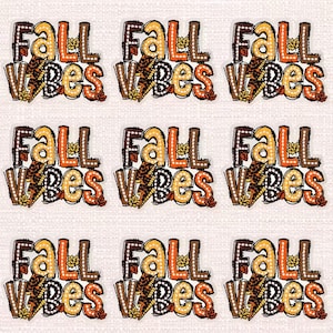 Puede incluir: Nueve parches bordados con las palabras "FALL VIBES" en marrón, naranja y amarillo. Cada parche presenta una hoja de otoño y un diseño de estampado de leopardo, ideal para manualidades y ropa con temática otoñal.