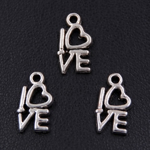 25 Stück, LOVE Mini Charms, kleines Herz Liebe, Wort, Buchstabe Charm Anhänger, Valentinstag, Muttertag, Geburtstag, aufrichtige Verbindung, Familie