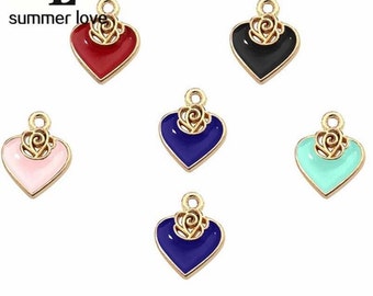 Dijes de corazón de rosa esmaltada: colgantes dorados (4 piezas)