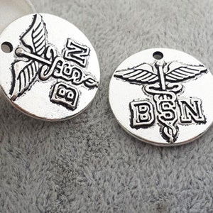 4 Stk. BSN Hermesstab geprägte runde Charms, Anhänger, Wortberuf, Bachelor of Science in Krankenpflege, medizinischer Abschluss, Pflegekraft, Gesundheitswesen
