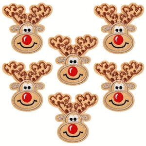Pode incluir: Seis patches bordados de renas. Cada patch apresenta um rosto bege com um nariz vermelho, olhos pretos e uma boca sorridente. As hastes são castanhas com um padrão pontilhado. Os patches são bege com costuras castanhas.