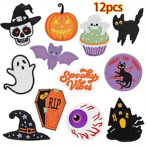 Może przedstawiać: Zestaw 12 haftowanych naszywek z motywami halloweenowymi, w tym czaszka w kapeluszu czarownicy, dynia, babeczka z czaszką, czarny kot, duch, fioletowy nietoperz, napis Spooky Vibes, kot na gwiazdce, trumna, gałka oczna oraz nawiedzony dom.