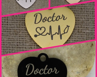 Dije de corazón con estetoscopio médico grabado: colgante de acero inoxidable pulido