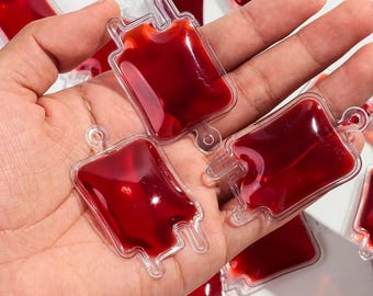 2 colgantes acrílicos góticos de Halloween con forma de bolsa de sangre 3D para hacer joyas, llaveros y pendientes. Sangre de vampiro. D302