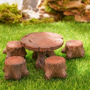 Ensemble table et tabourets miniatures en forme de souche d'arbre pour jardin féerique : ensemble table et tabourets rustiques en forme de souche d'arbre, 5 pièces.