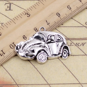 Pode incluir: Encanto de prata em forma de carro antigo. O encanto tem um design detalhado e é perfeito para adicionar um toque de nostalgia às joias.