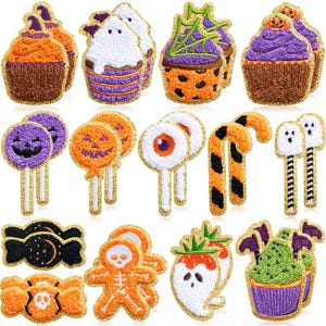 Puede incluir: Una colección de parches bordados con temática de Halloween que incluye cupcakes, fantasmas, calabazas, globos oculares, bastones de caramelo, piruletas, dulces envueltos, esqueletos de pan de jengibre y fresas con glaseado blanco.