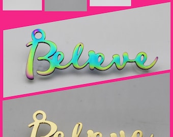 Dije de acero inoxidable Believe con texto en inglés "Believe": colgante con texto en inglés (18 mm x 45 mm)