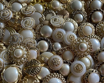 Vintage And Victorian Look Alike Plastic Buttons, Metal Buttons, Glass Buttons, Shank And 2 Hole Buttons, Crafts, Scrap Booking, Collecting.