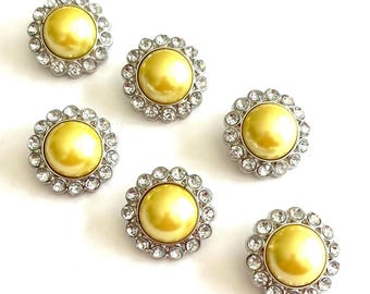 Acryl knoopjes met gele parels en transparante strass steentjes | Trouwknoopjes | Bloem- en strikversiering voor in het midden 3185-49P 10 stuks.