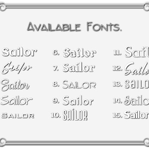 Puede incluir: Una imagen blanca con un borde negro y esquinas decorativas. El texto "AVAILABLE FONTS." est&aacute; en la parte superior de la imagen. La imagen muestra 15 variaciones diferentes de la palabra "Sailor" en diferentes fuentes y estilos.