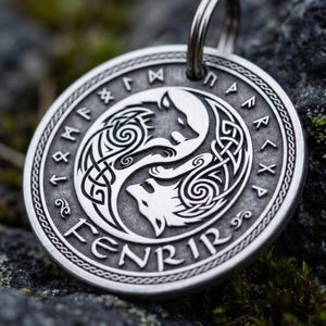 Placa de identificación personalizada para perros con diseño de lobo nórdico, dos lobos, grabado celta nórdico, acero inoxidable.