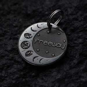 Personalisierte runde Mond Hundemarke - Edelstahl Mondzyklus Haustiermarke mit graviertem Namen, individuellem Halsbandanhänger & Schlüsselbund