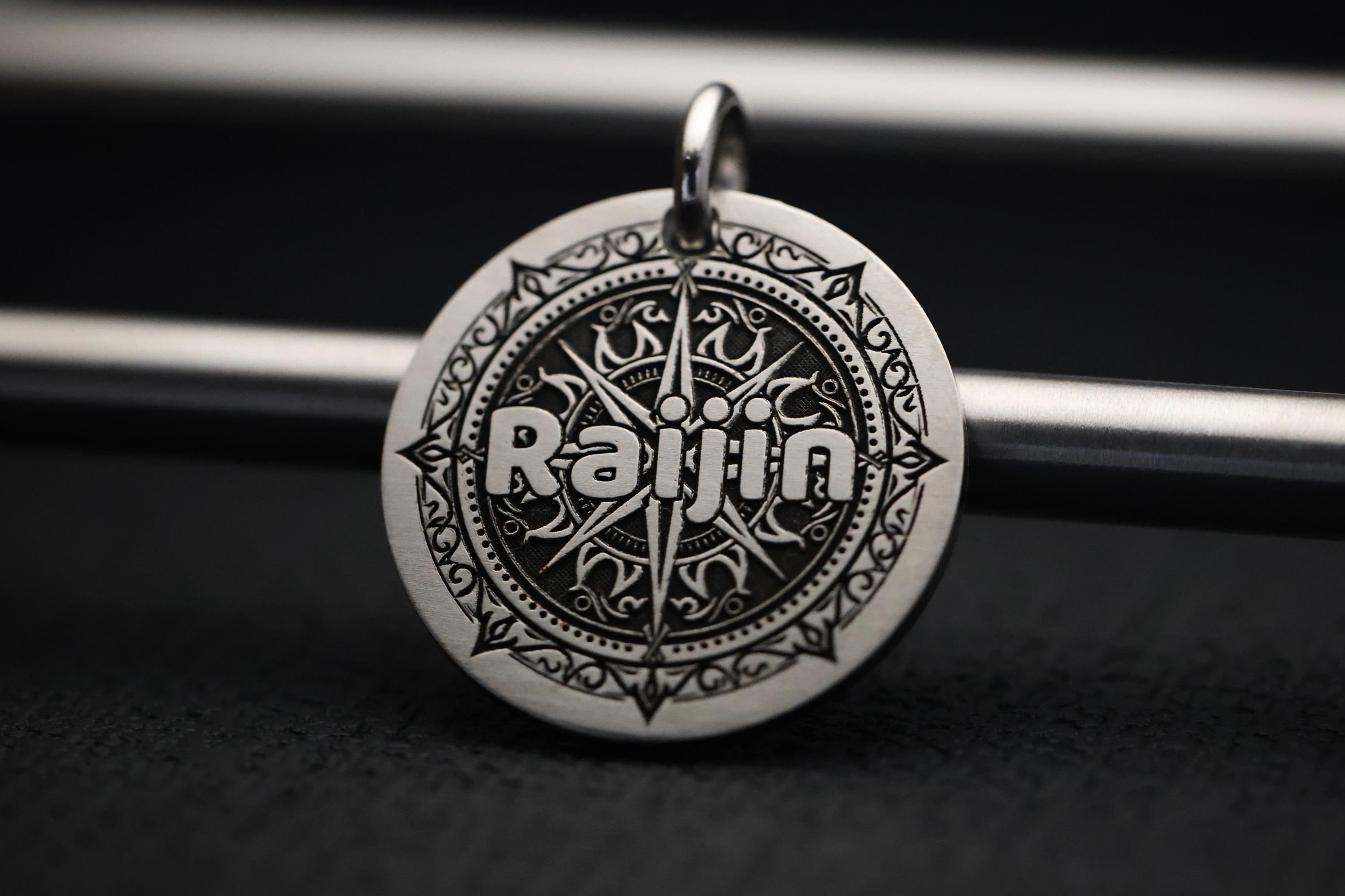 ペットの首輪に刻印されたIDタグ - コンパスをモチーフにした「雷神」デザイン。