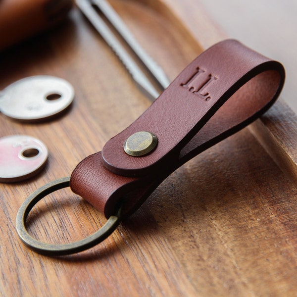 Porte-clés en cuir personnalisé : 2 personnages de chaque côté - Un accessoire artisanal en cuir italien BUTTERO avec des initiales en relief.