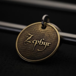 Médaille d'identification pour animal de compagnie - Médaille personnalisée en laiton gravé pour chiens et chats, finition antique, design « Zephyr », porte-clés personnalisé durable pour animal de compagnie