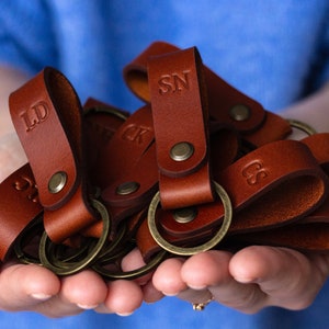 Porte-clés en cuir personnalisé : 2 personnages de chaque côté Un accessoire artisanal en cuir italien BUTTERO avec des initiales en relief. image 10